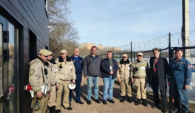 Спасатели на воде провели для охраны парка мастер - класс по спасению человека из воды